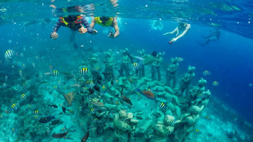 Lombok Gili Meno - Snorkeling Romantic Sculpture